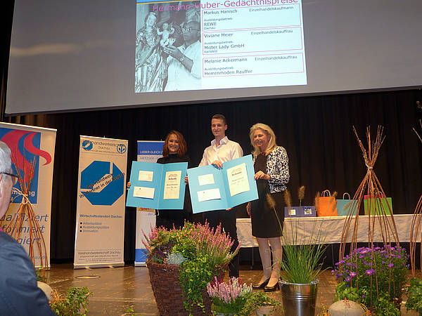 Bild 15: Christine Unzeitig, stellvertretende Vorsitzende des IHK-Gremiums Dachau-Fürstenfeldbruck, überreicht die Hermann-Huber-Gedächtnispreise an Markus Hanisch und Melanie Ackermann