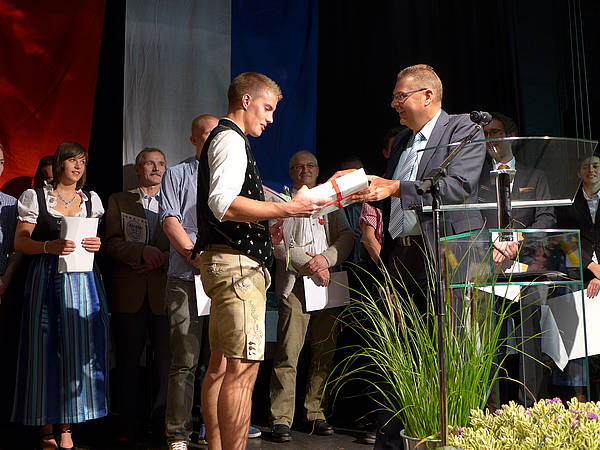 Johannes Ostermair von der Metzgerinnung Dachau-Freising erzielte den besten Abschluss aller anwesenden Junggesellen und erhält ein iPad von Paul Gastl von der Sparkasse Dachau