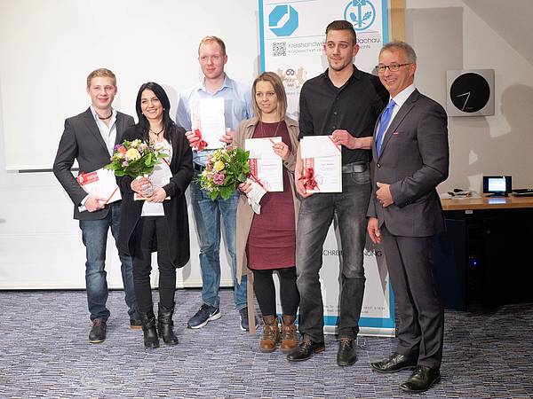 Kreishandwerksmeister Ulrich Dachs ehrte sieben Handwerker des vergangenen Jahres, die für besondere Leistungen den Staatsehrenpreis der Regierung überreicht bekamen und die zusätzlich ein Ausbildungsstipendium erhalten. Von links: Florian Friedl, Informationstechnik; Veronika Baumann, Friseurin; Christoph Wagner, Metzgermeister; Melanie Weiser, Friseurin; Sven Wolter, Kraftfahrzeugtechnik;  Leider nicht anwesend: David Savage, Elektrotechnik und Martin Lindinger, Metzgermeister.