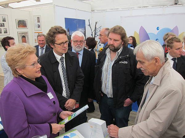 Irmgard Hetzinger-Heinrici im Gespräch mit 1860er-Präsident Dieter Schneider, MdL Martin Güll und Messeveranstalter Josef Albert Schmid