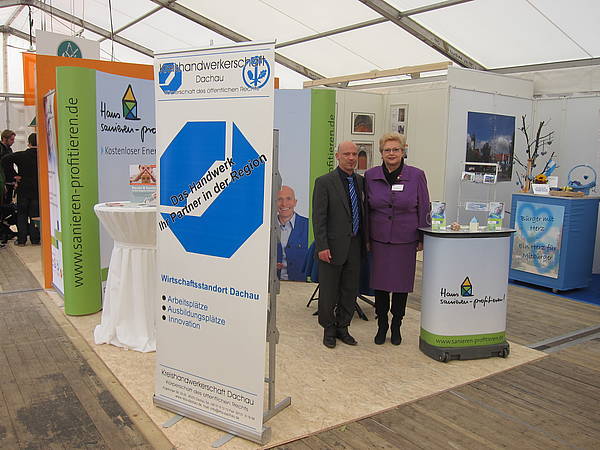 Kreishandwerksmeisterin Irmgard Hetzinger-Heinrici und Friseur-Obermeister Rainer Horn präsentieren den Messestand