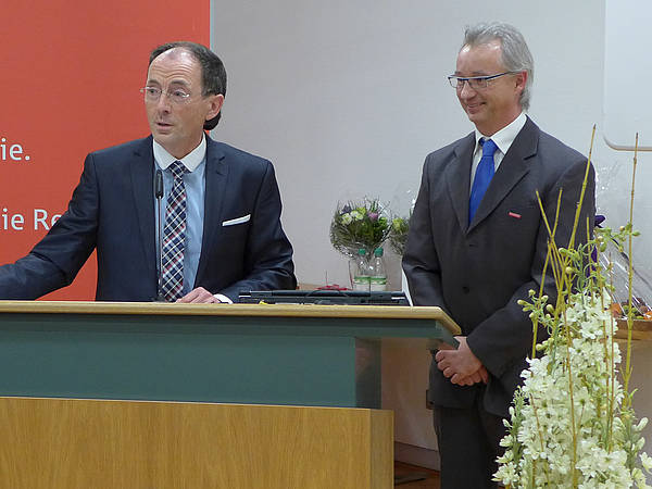 Hermann Krenn, Vorstandsvorsitzender der Sparkasse Dachau, und Ulrich Dachs, Kreishandwerksmeister