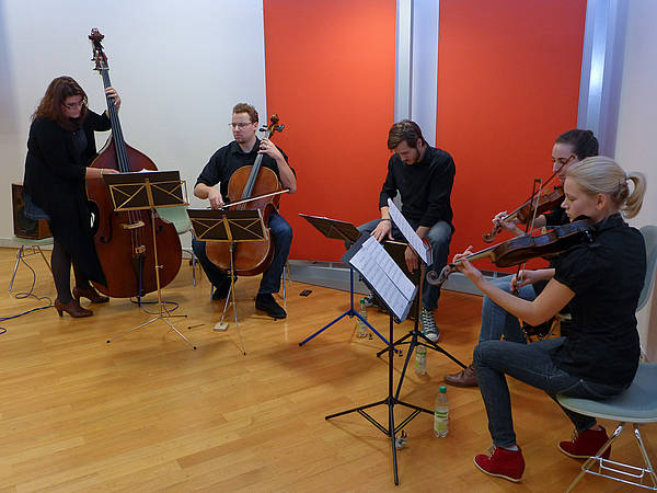 Musikalische Begleitung durch das Jugend-Jazz-Streichorchester Bluestrings der Kreismusikschule Fürstenfeldbruck