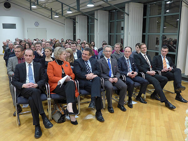 Ehrgengäste (1. Reihe von links nach rechts): 2. Bürgermeister der Stadt Dachau Claus Weber, stv. Landrätin Eva Rehm, Staatssekretär Franz Josef Pschierer, Kreishandwerksmeister Ulrich Dachs, Vorstandsvorsitzender Sparkasse Dachau Hermann Krenn, Vorstandsmitglied Sparkasse Dachau Thomas Schmid