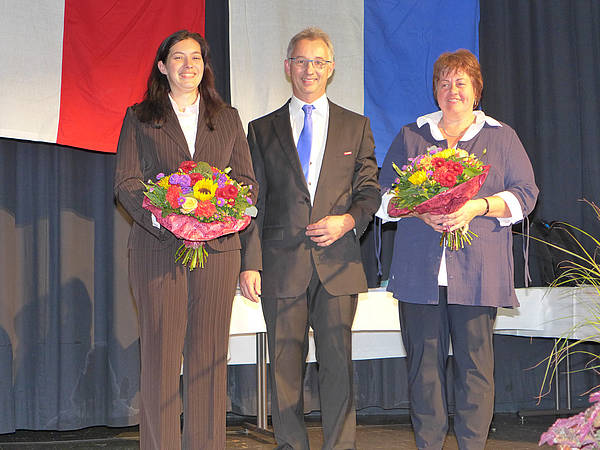 Kreishandwerksmeister Ulrich Dachs mit den Mitarbeiterinnen der Geschäftsstelle Nicolette Tschan (links) und Karin Meier (rechts)