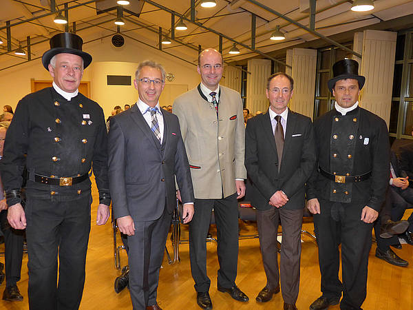 Kreishandwerksmeister Ulrich Dachs, Festredner Dr. Lothar Ebbertz und Sparkassen-Direktor Hermann Krenn, eingerahmt von den Kaminkehrermeistern Bernhard Schmid und Oswald Klein