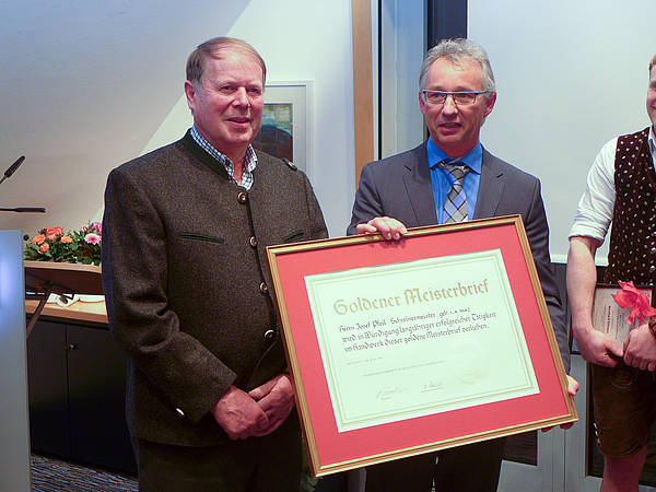 Schreinermeister Josef Pfeil aus Bergkirchen erhält den "goldenen Meisterbrief"