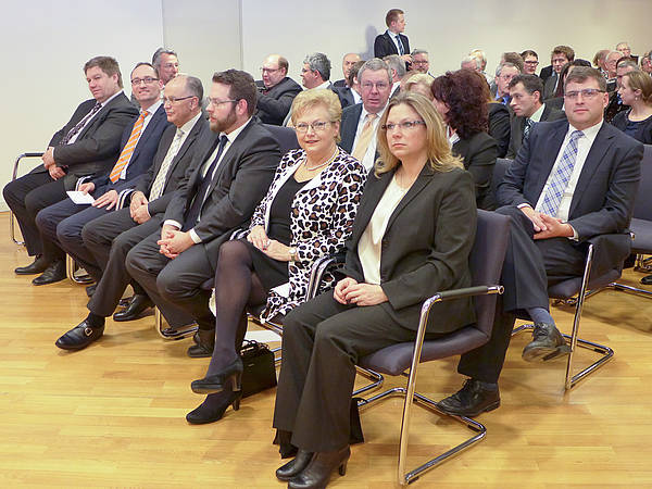 Ehrengäste (1. Reihe von links nach rechts): MdL Anton Kreitmair, MdL Bernhard Seidenath, Bezirkstagspräsident Josef Mederer, Sven Heinrici, Ehrenkreishandwerksmeisterin Irmgard Hetzinger-Heinrici mit Tochter Silke Rehag