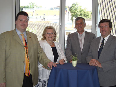 Von links nach rechts: Günther Panhölzl, Irmgard Hetzinger-Heinrici (Kreishandwerksmeisterin), Michael Haas (Vorstandsvorsitzender Volksbank Dachau eG), Frank Höfelsauer (Kreishandwerksmeister Fürstenfeldbruck)